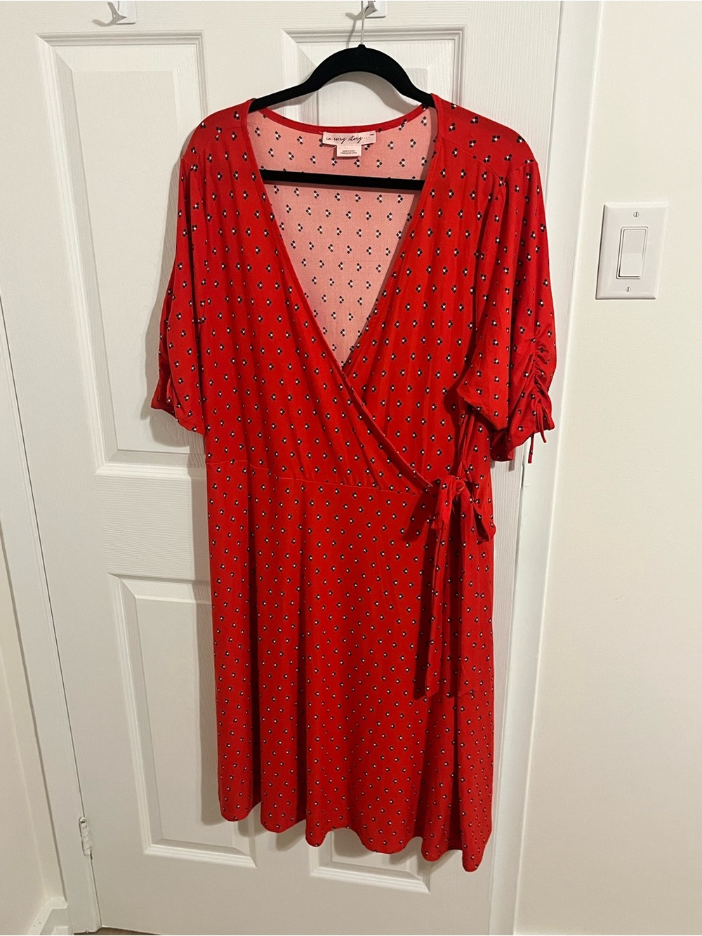 In Every Story 1X Red Geometric Wrap Midi Dress Ruched Tie Sleeve